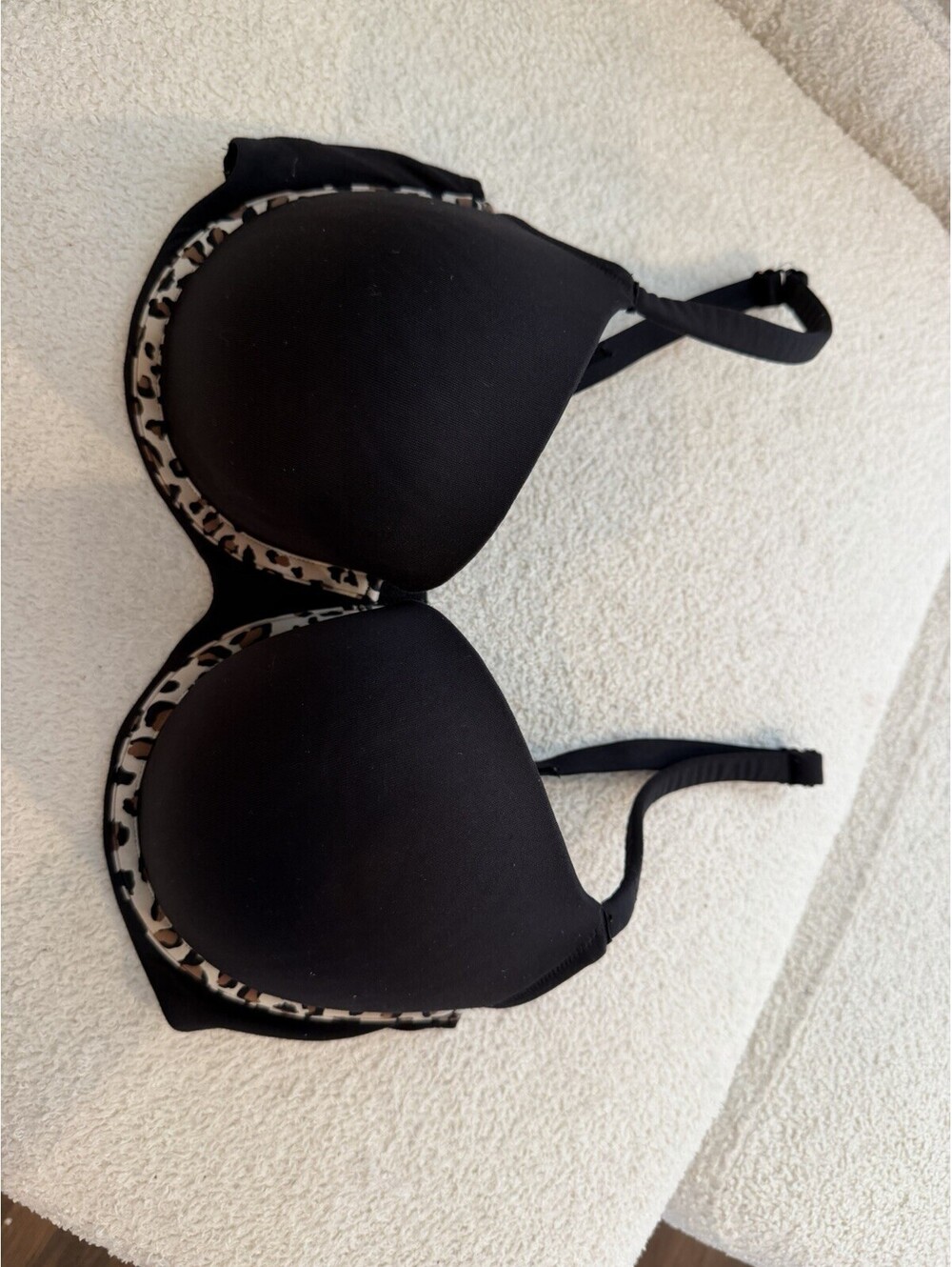Women’s Bra 36DD Black Smooth Cups Leopard Trim Full Coverage Adjustable Straps